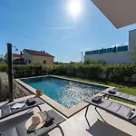 Modern With Private Pool, Sleeps 8 *