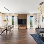 Modern With Private Pool, Sleeps 8 Дом отдыха