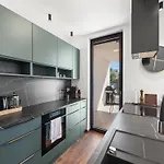 Modern With Private Pool, Sleeps 8 Дом отдыха