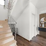 Дом отдыха Modern With Private Pool, Sleeps 8 Новиград