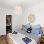 Modern With Private Pool, Sleeps 8 Дом отдыха Новиград