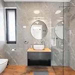 Дом отдыха Modern With Private Pool, Sleeps 8 *