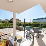 Modern With Private Pool, Sleeps 8 Новиград