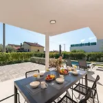 Дом отдыха Modern With Private Pool, Sleeps 8 Новиград