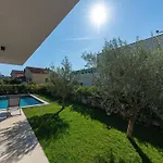 Дом отдыха Modern With Private Pool, Sleeps 8 Новиград