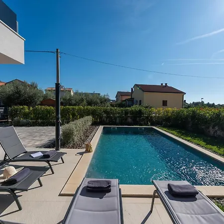 Nyaraló Modern With Private Pool, Sleeps 8