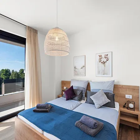 Nyaraló Modern With Private Pool, Sleeps 8