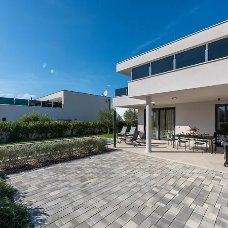 Modern With Private Pool, Sleeps 8 Nyaraló Novigrad Istria