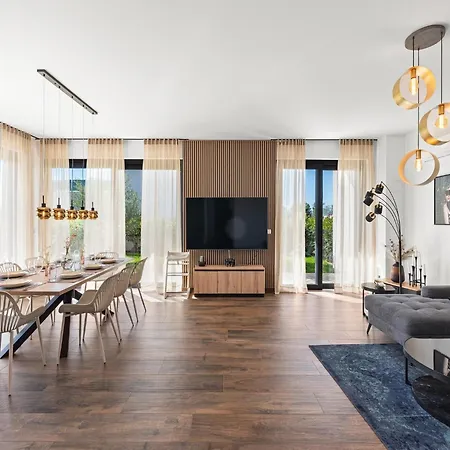 Modern With Private Pool, Sleeps 8 Nyaraló