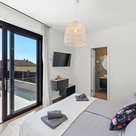 Modern With Private Pool, Sleeps 8 Nyaraló