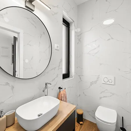 Nyaraló Modern With Private Pool, Sleeps 8