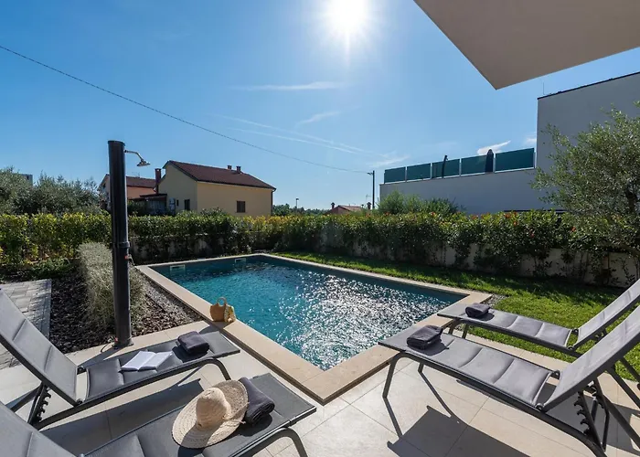 Modern With Private Pool, Sleeps 8 *