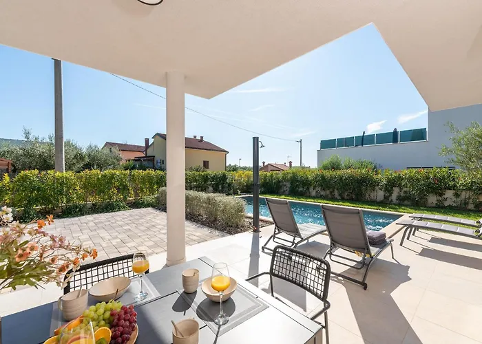 Modern With Private Pool, Sleeps 8 Novigrad Istria