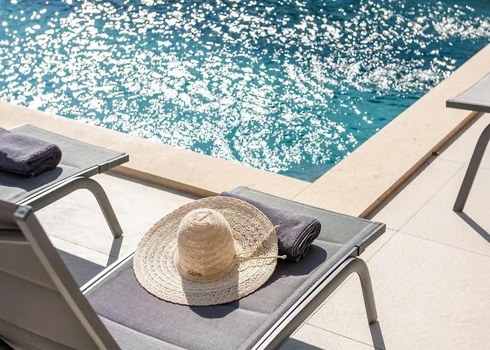 Сasa de vacaciones Modern With Private Pool, Sleeps 8 *