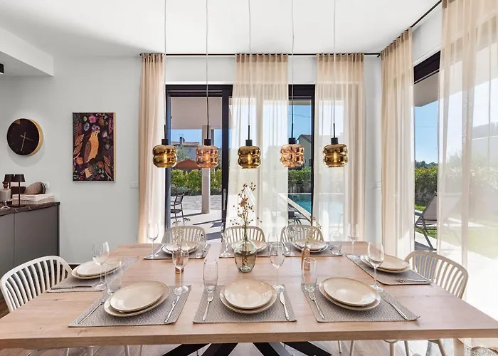 Modern With Private Pool, Sleeps 8