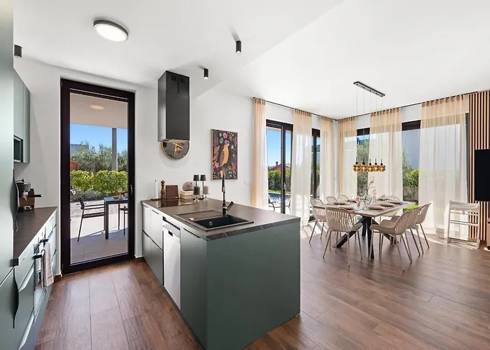 Modern With Private Pool, Sleeps 8 *