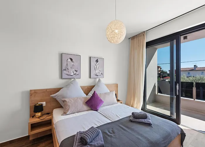 Modern With Private Pool, Sleeps 8 *