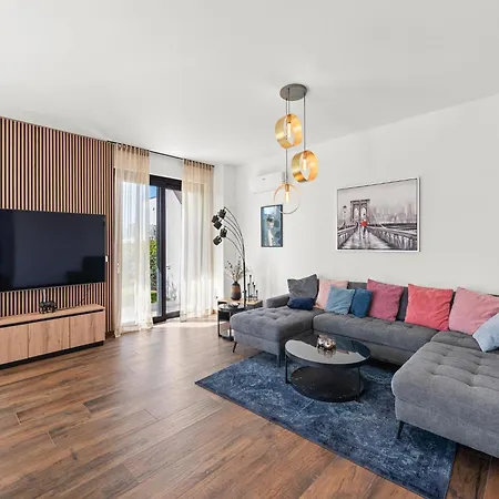 Modern With Private Pool, Sleeps 8 Holiday home *