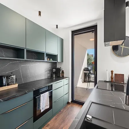 Modern With Private Pool, Sleeps 8 Vikendica