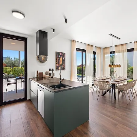 Modern With Private Pool, Sleeps 8 *