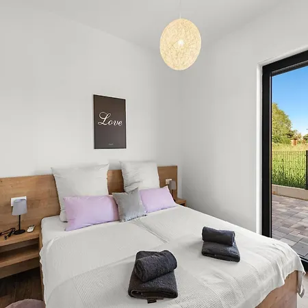 Modern With Private Pool, Sleeps 8 Novigrad (Istria)