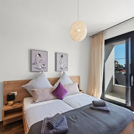 Modern With Private Pool, Sleeps 8 *