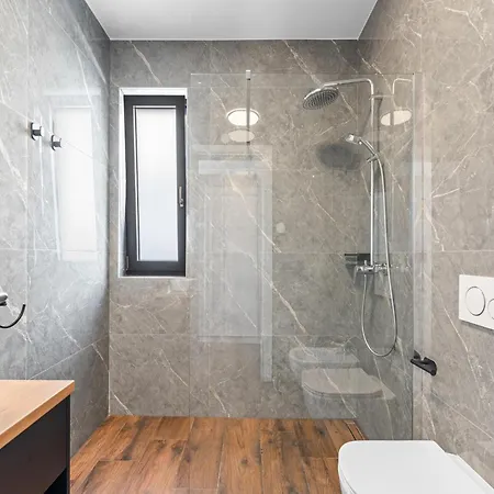 Modern With Private Pool, Sleeps 8 Vikendica