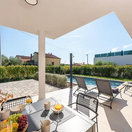 Modern With Private Pool, Sleeps 8 Novigrad (Istria)
