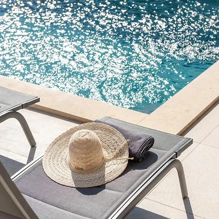 Vikendica Modern With Private Pool, Sleeps 8 *