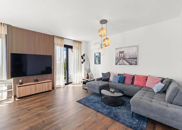 Modern With Private Pool, Sleeps 8 Holiday home *