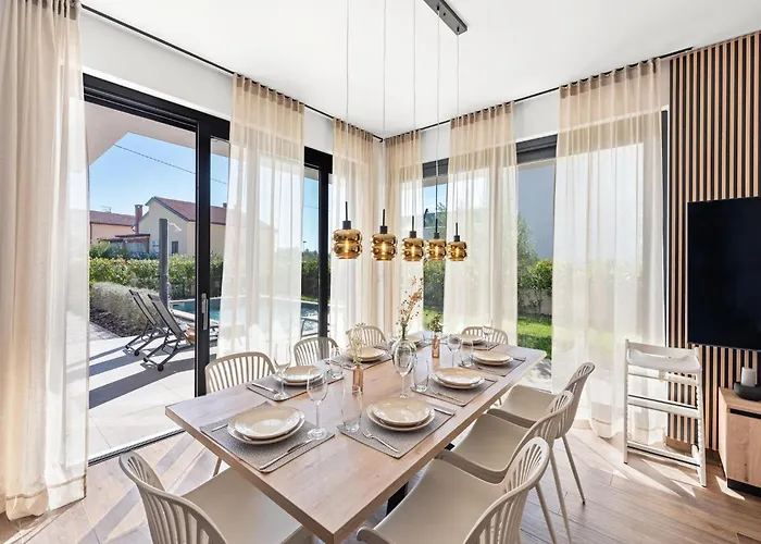 Modern With Private Pool, Sleeps 8