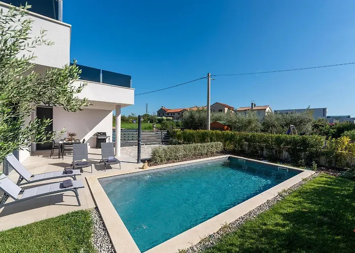Modern With Private Pool, Sleeps 8 *