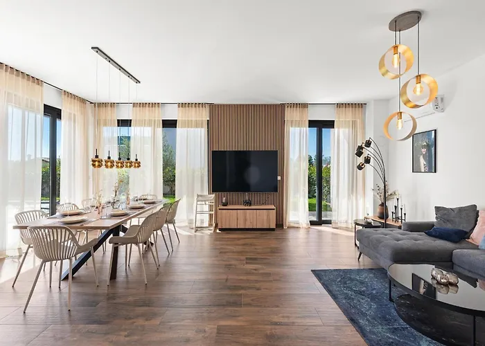 Modern With Private Pool, Sleeps 8 Holiday home