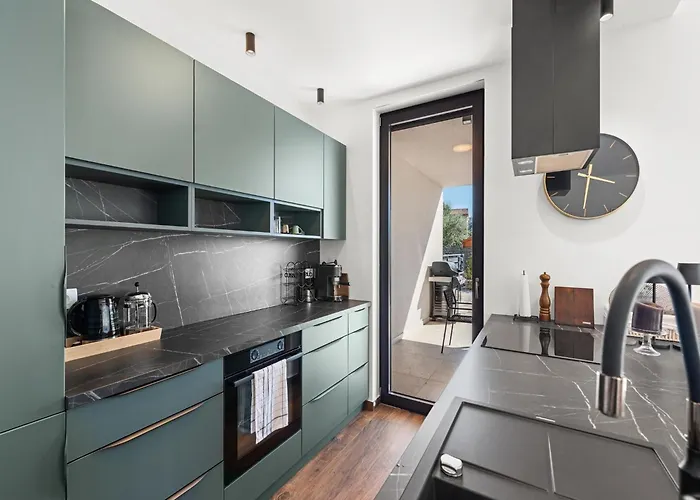 Modern With Private Pool, Sleeps 8 Holiday home