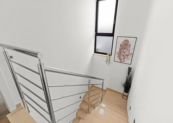 Modern With Private Pool, Sleeps 8 *