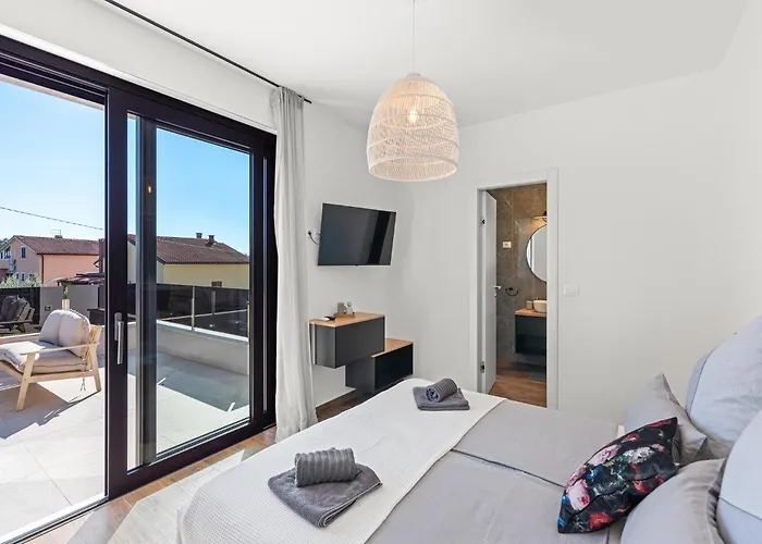 Modern With Private Pool, Sleeps 8 Holiday home