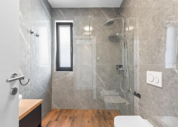 Modern With Private Pool, Sleeps 8 Holiday home